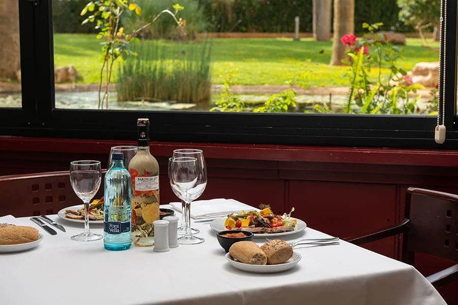 Mesa del resturante Mesa con vistas en el restaurante buffet Welikehotel Marfil Playa