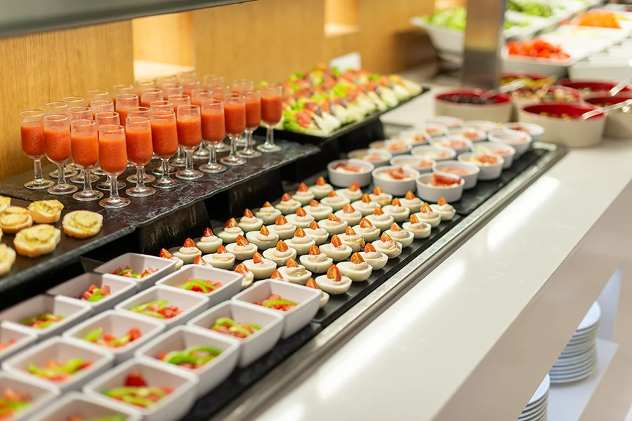 Desayuno en el buffet Platos para el desayuno restaurante buffet Welikehotel Marfil Playa