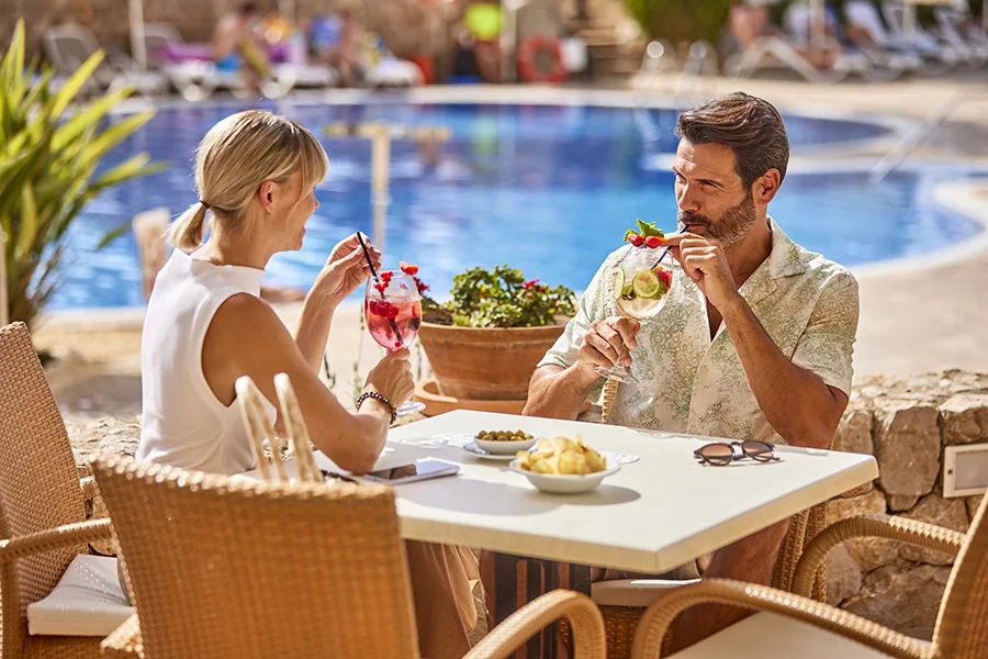 Snack Bar Pareja tomando un cóctel en terraza del snack-bar del hotel Welikehotel Marfil Playa