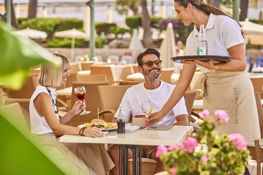 Cócteles Pareja comiendo en el snack-bar del hotel Welikehotel Marfil Playa