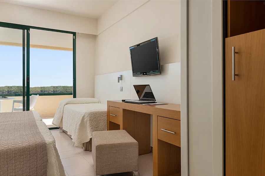 Cama adicional cama adicional, escritorio y televisión Doble Promo con balcón Welike Hotel Marfil Playa