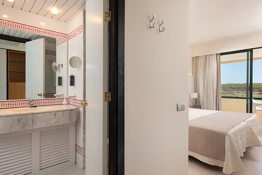 Cuarto de baño equipado Vista general de la habitación y acceso al baño Welike Hotel Marfil Playa