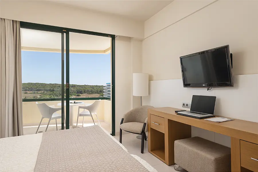 Equipadas con escritorio y televisión Escritorio y televisor frente a la cama Welike Hotel Marfil Playa