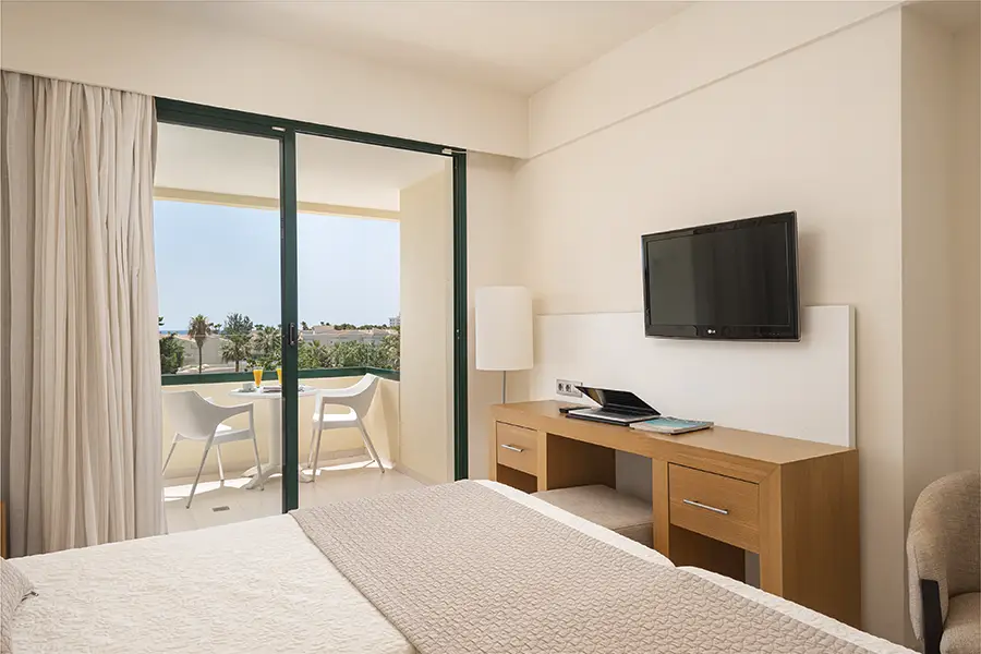Vistas desde el balcón a la piscina Vistas desde el balcón a la piscina en la habitación Welike Hotel Marfil Playa