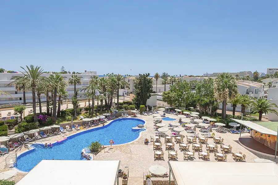 Camas confortables Vista aérea de la piscina desde la habitación Welike Hotel Marfil Playa