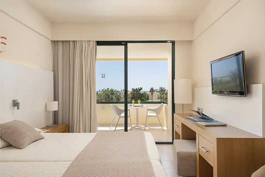 Espacioso baño equipado en la habitación Vista general de la habitación y el baño Welike Hotel Marfil Playa