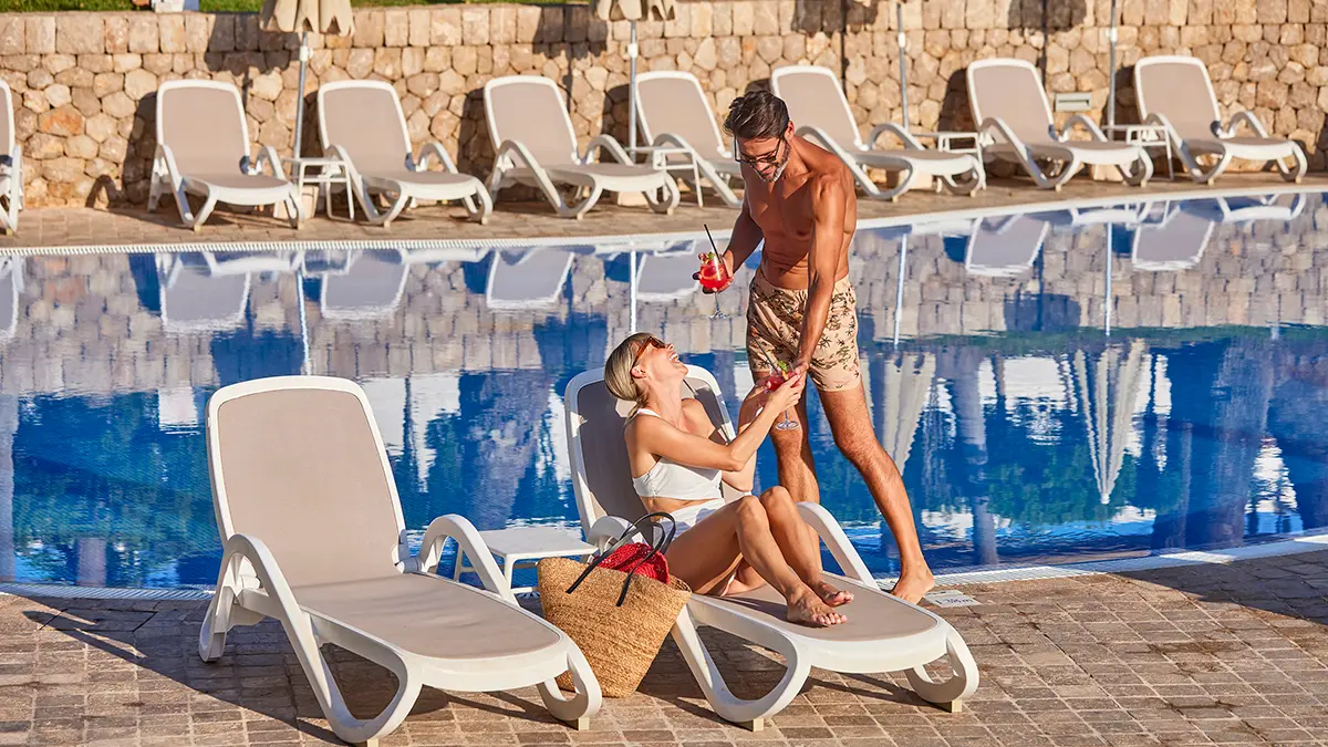 mujer en la piscina del spa Welike Hotel Marfil Playa