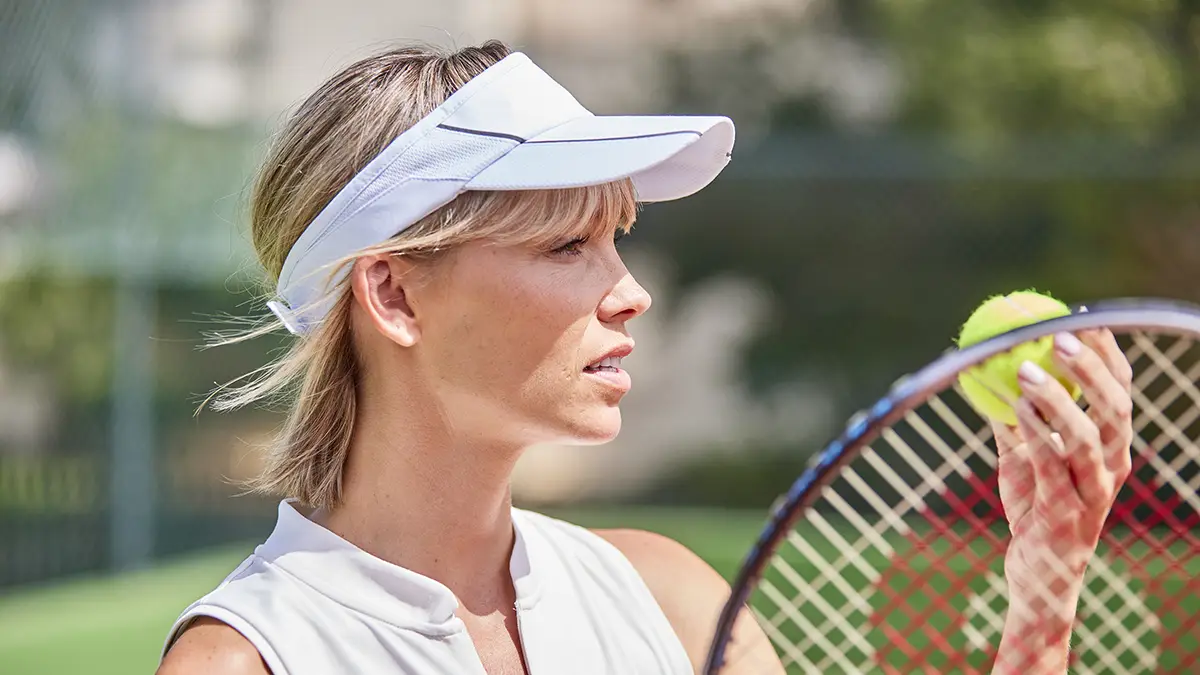 pareja en la pista de tenis Welike Hotel Marfil Playa