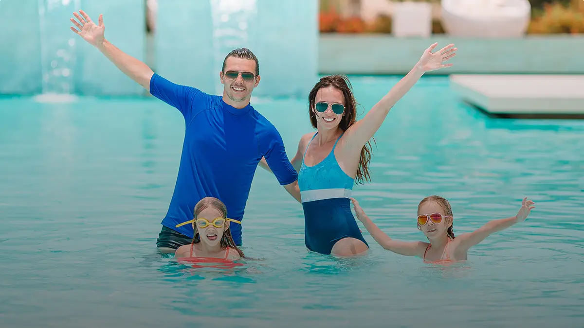 familia en la piscina Welike Hotel Marfil Playa