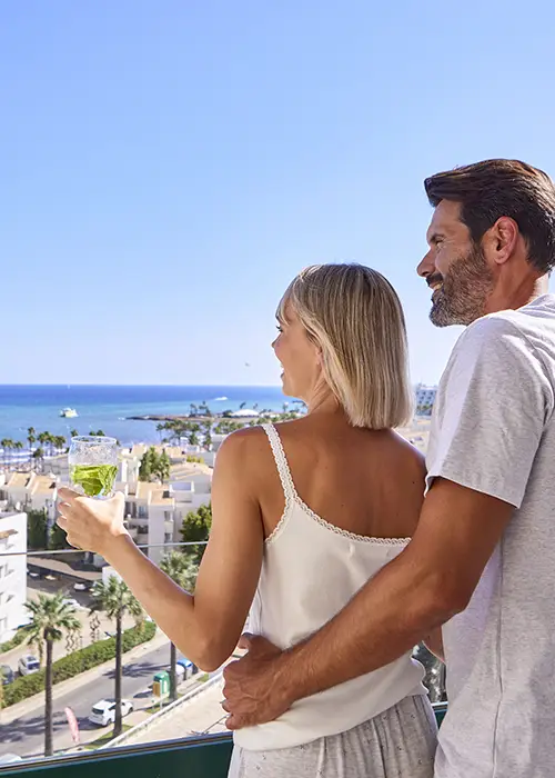 Pareja atravesando el hall del hotel Welike Hotel Marfil Playa