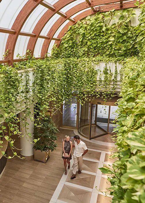pareja disfrutando de las vistas desde el hotel Welike Hotel Marfil Playa