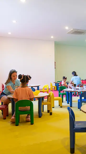 Niños con sus monitoras en el miniclub Welike Hotel Marfil Playa