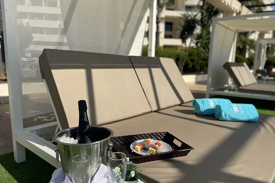cama balinesa con champagne y brocheta de frutas y toallas  del hotel Welikehotel Marfil Playa