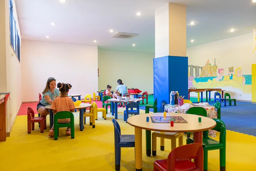 Monitores jugando con niños en el miniclub hotel Welikehotel Marfil Playa