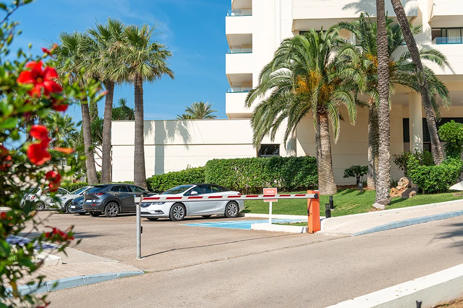 Entrada al parking privado del hotel Welikehotel Marfil Playa