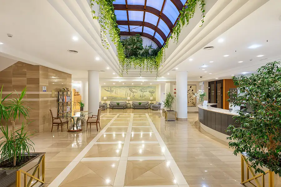 Elegante y amplio hall de la recepción Welikehotel Marfil Playa