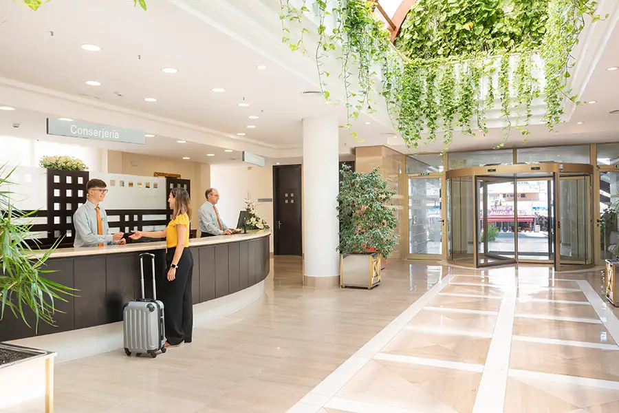 Entrada y mostrador de recepción del hotel Welikehotel Marfil Playa 