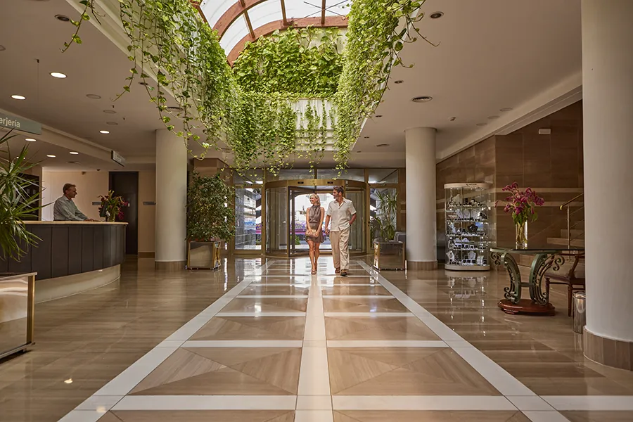 Pareja entrando en la recepción del hotel Welikehotel Marfil Playa 