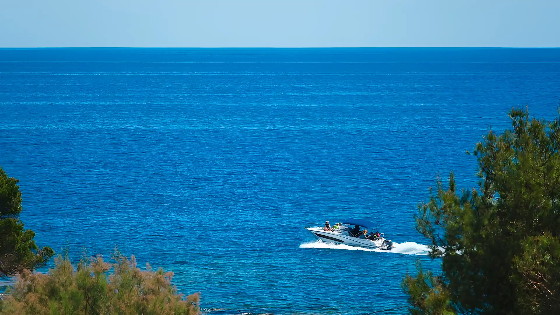 Yate surcando las aguas de Cala Ratjada cerca  del hotel Welikehotel Triton-beach