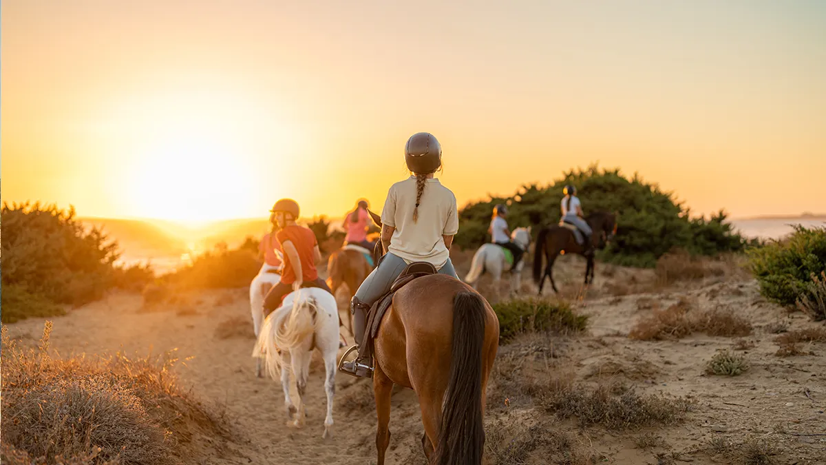 Grupo en excursión a caballo Grupo en ruta a caballo Welikehotel Triton Beach