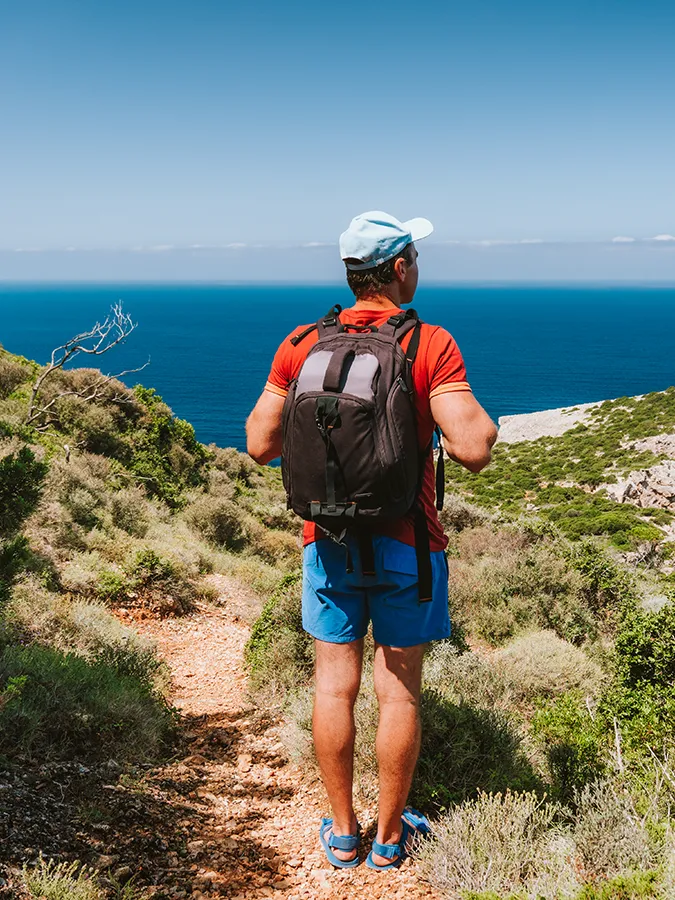 Faro de Portocolom Mujer haciendo senderismo Welikehotel Triton Beach