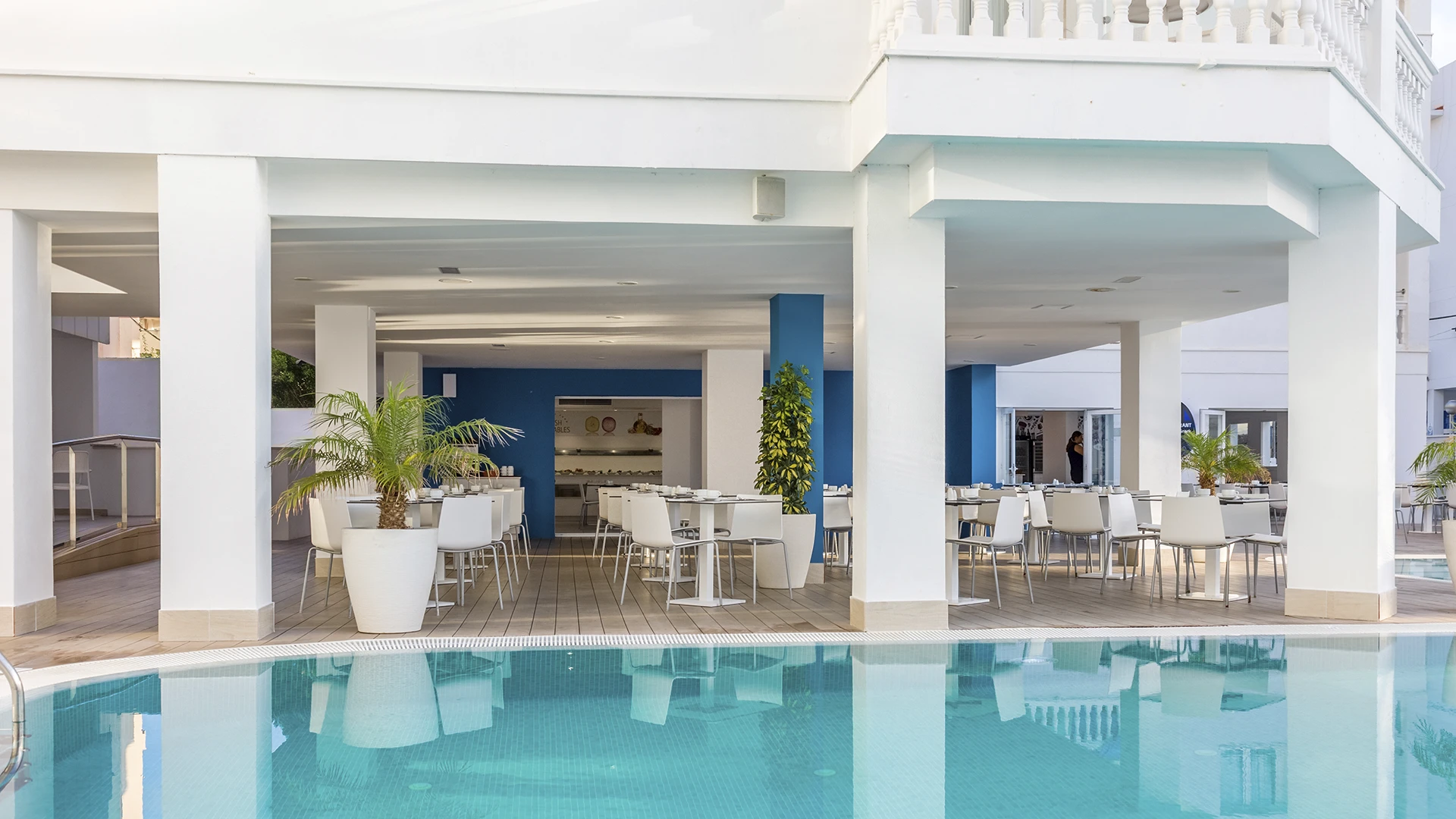 Piscina y terraza del restaurante del Welikehotel Triton Beach