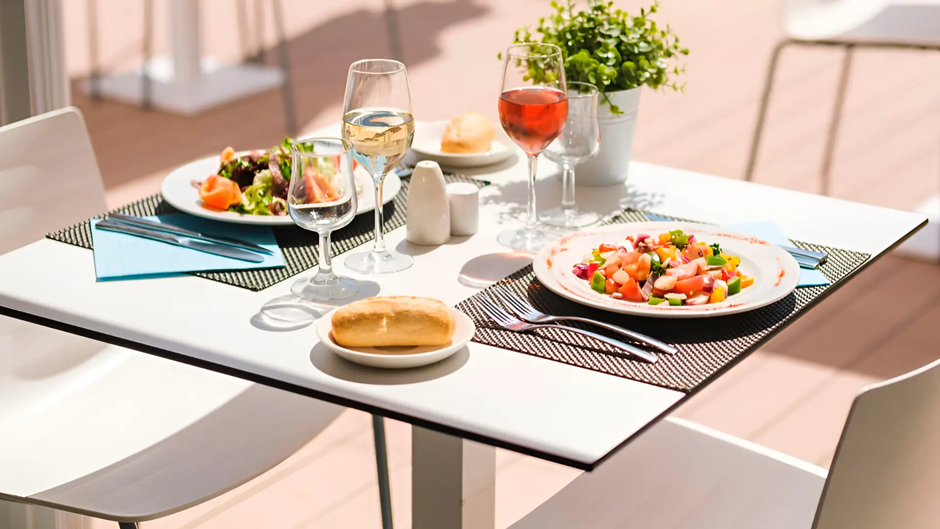 Mesa en la terraza del restaurante de welikehotel Triton Beach