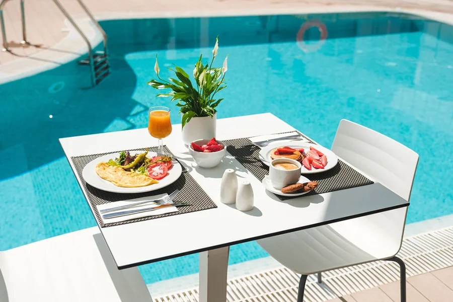 Comida junto a la piscina Comida en el Pool bar Welikehotel Triton Beach
