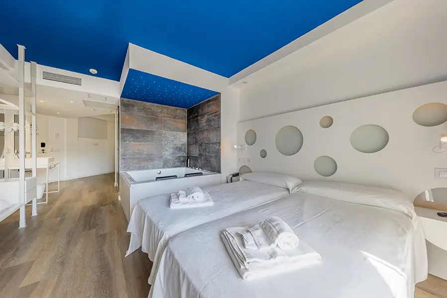 Camas Twin Confortables camas twin en la habitación Deluxe Chillout con balcón Welike Hotel Triton Beach