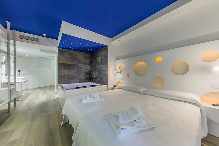 Cabecera de la cama con diseño moderno iluminada Iluminación moderna en la cabecera de la cama de la habitación Deluxe Chillout con balcón Welike Hotel Triton Beach