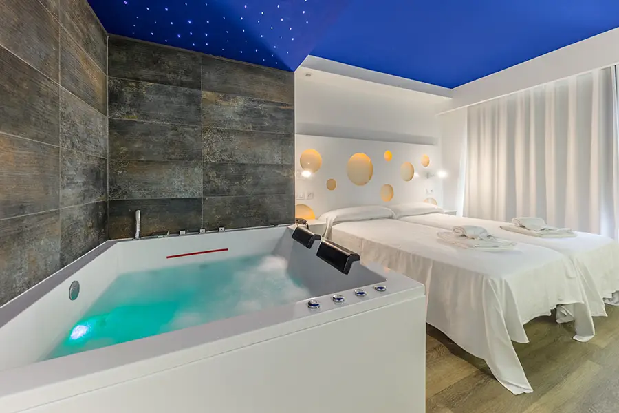 Espacioso jacuzzi Espacioso jacuzzi con luces interiores en la habitación Deluxe Chillout con balcón Welike Hotel Triton Beach