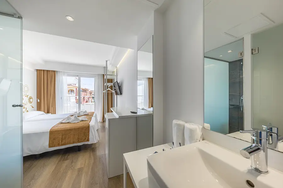 Vista general Vista general de la habitación Doble superior con balcón y vista mar lateral Welike Hotel Triton Beach