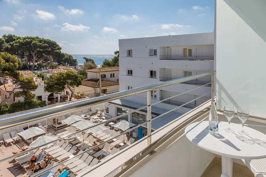 vistas laterales al mar desde el balcón Vistas desde el balcón de la habitación Doble superior con balcón y vista mar lateral Welike Hotel Triton Beach