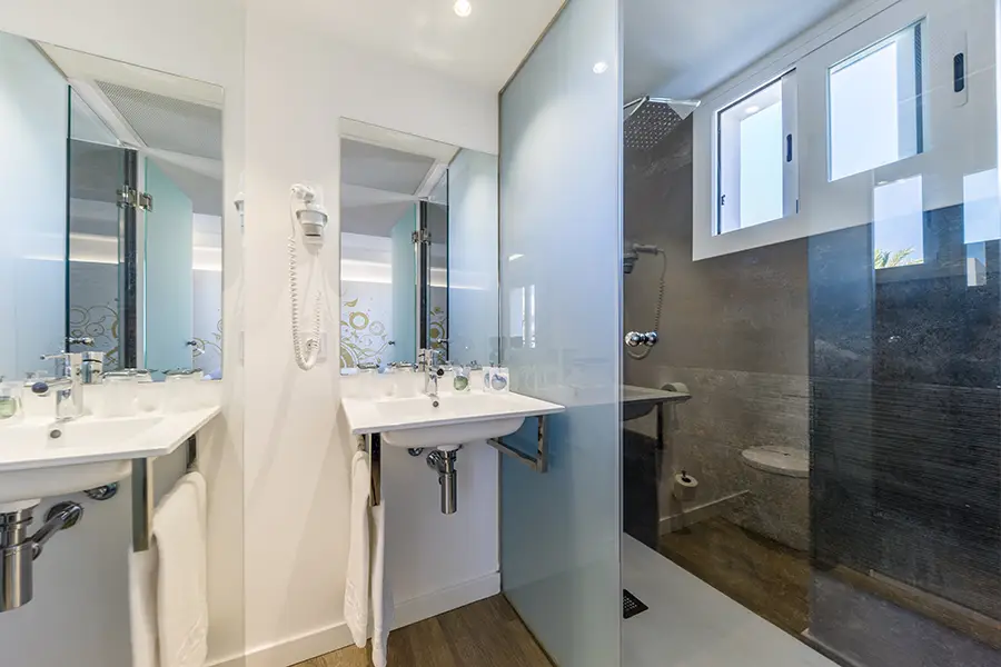Cuarto de baño funcional con ducha Cuarto de baño equipado con ducha en la habitación Doble superior con balcón y vista mar lateral Welike Hotel Triton Beach