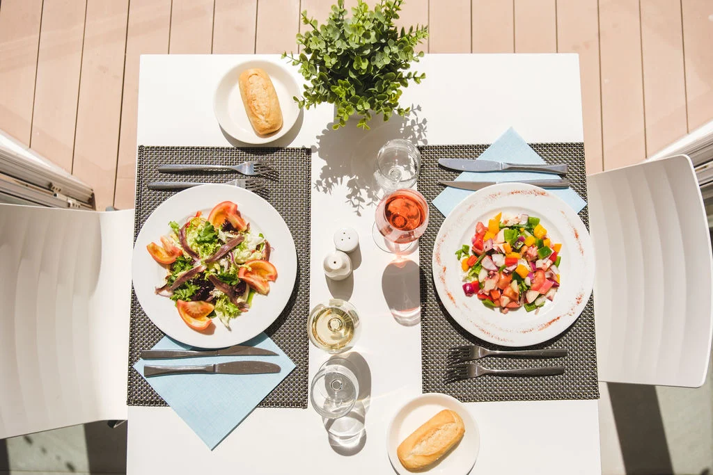Comida en mesa de la terraza Welikehotel Triton Beach