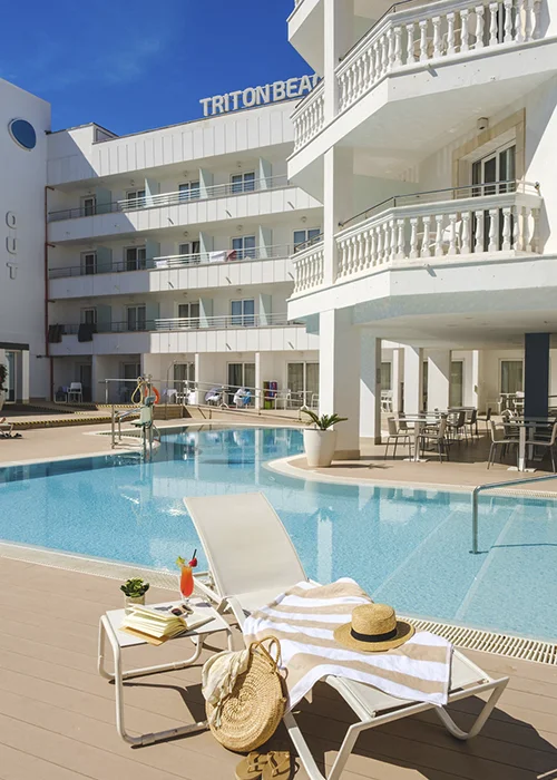 hamaca en la piscina del hotel Welikehotel Triton Beach