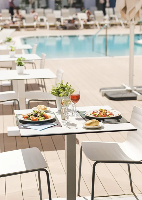 Comida en la terraza del hotel Welikehotel Tritón Beach