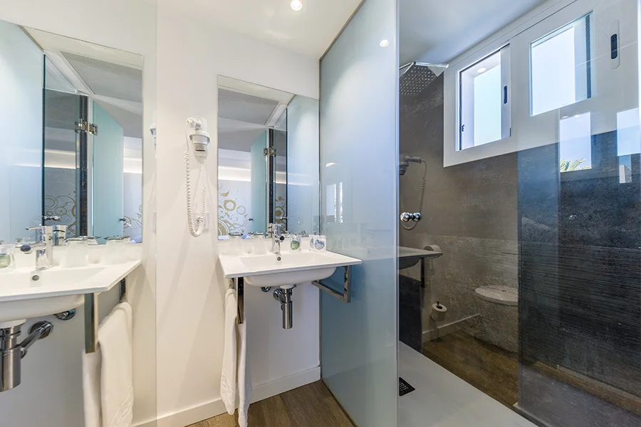 Cuarto de baño habitación de cortesía hotel Welikehotel Triton Beach