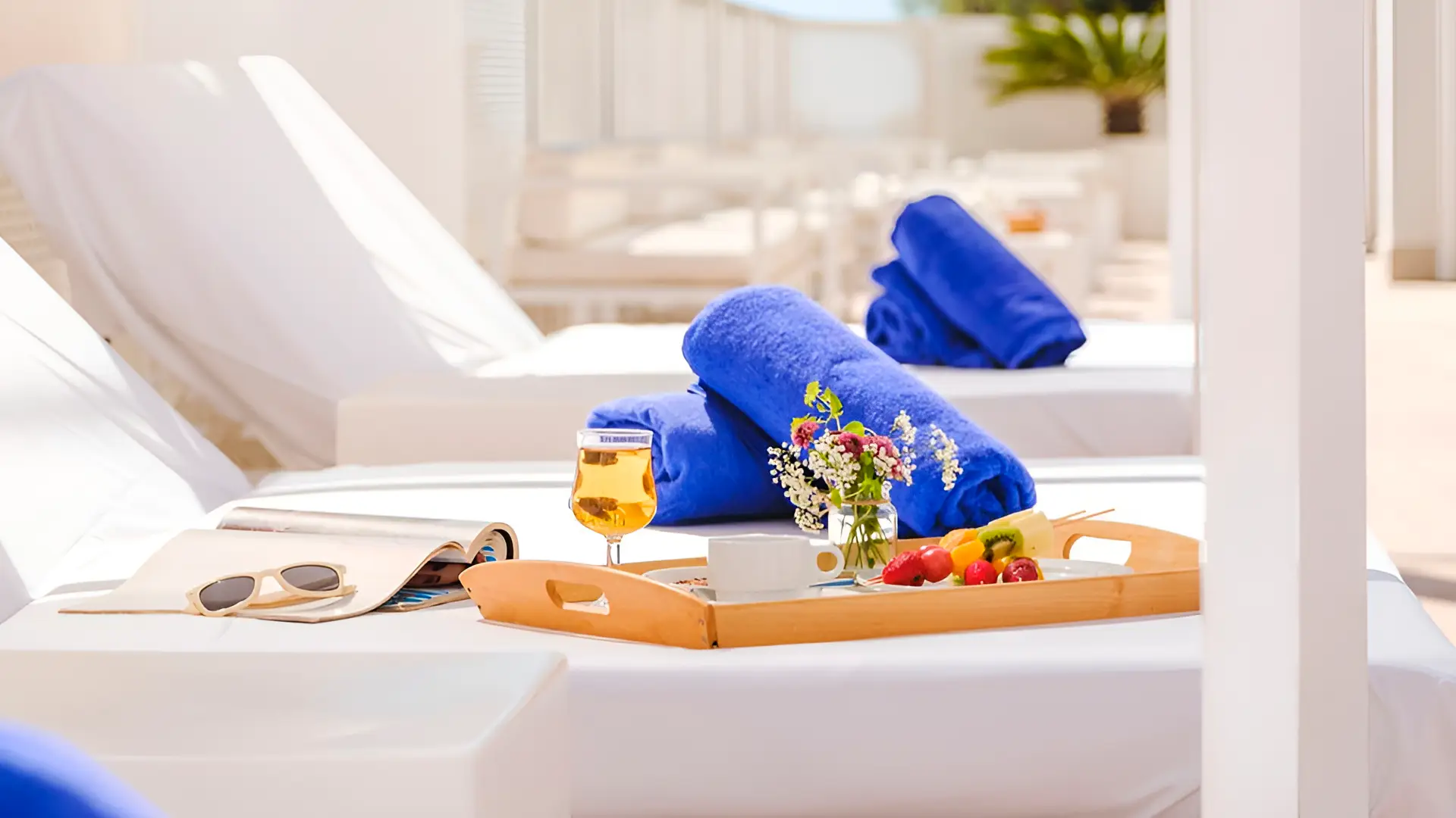 Cama balinesa de la piscina del welikehotel Triton Beach
