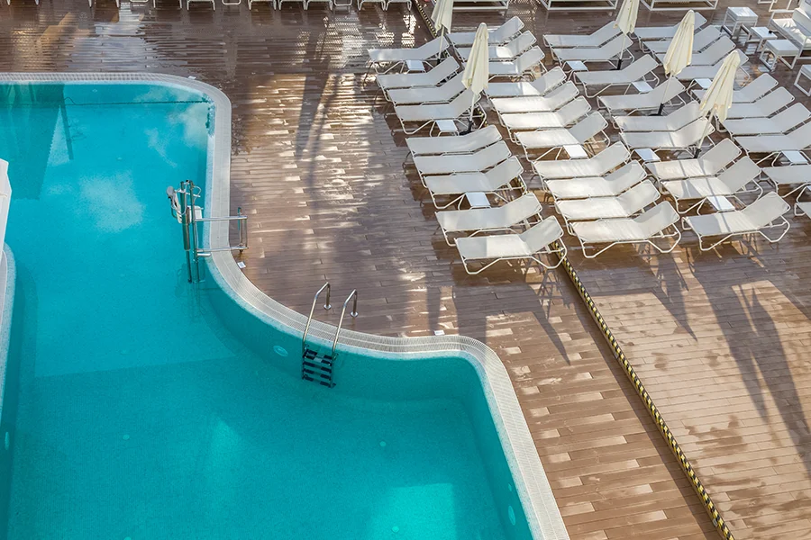 Vista parcial de la piscina exterior hotel Welikehotel Triton Beach