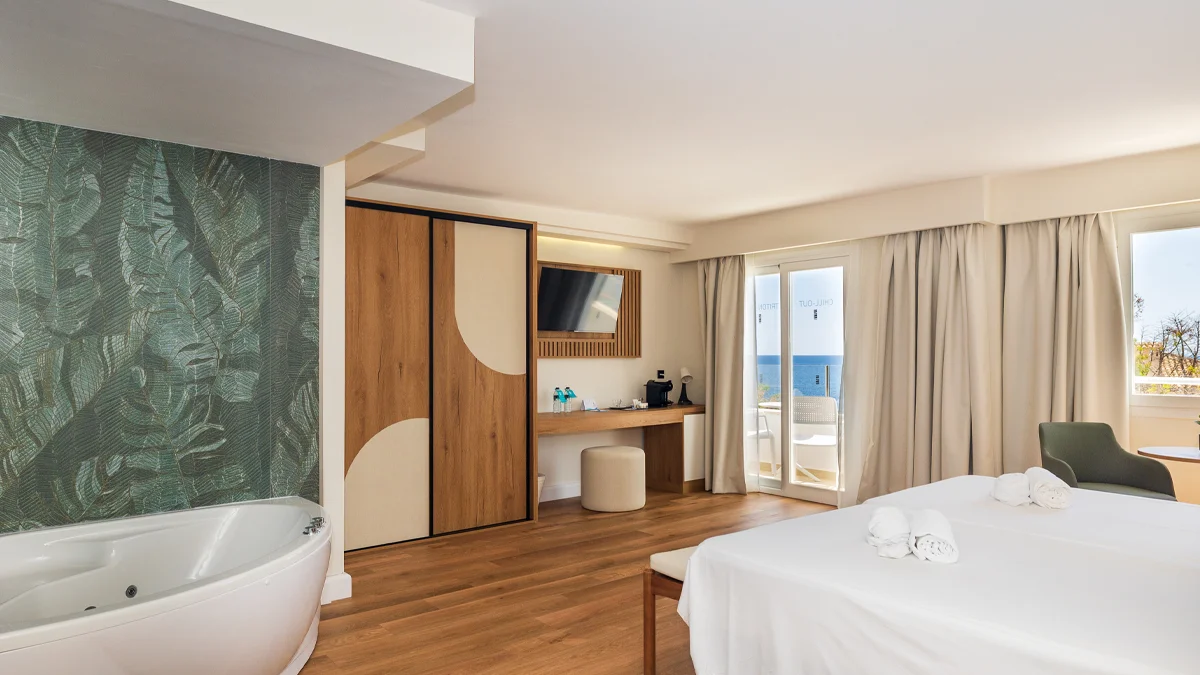 Balinesisches Bett am Pool Frau auf einem balinesischen Bett und Mann im Pool beim Cocktailtrinken im Welikehotel
