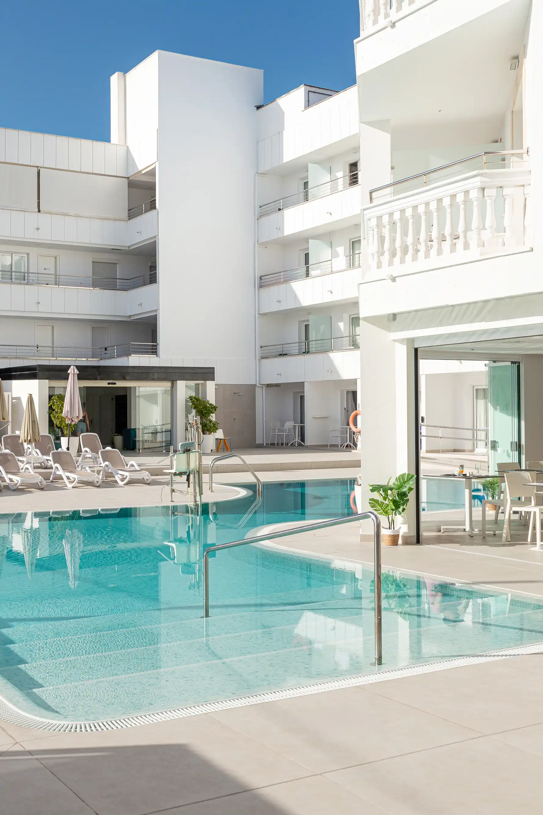 Pool des Hotels Welikehotel Triton Beach