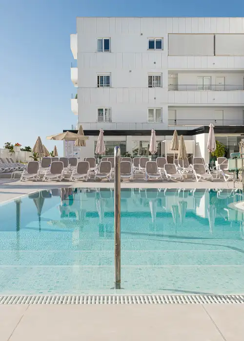 Essen auf der Terrasse des Welikehotel Triton Beach