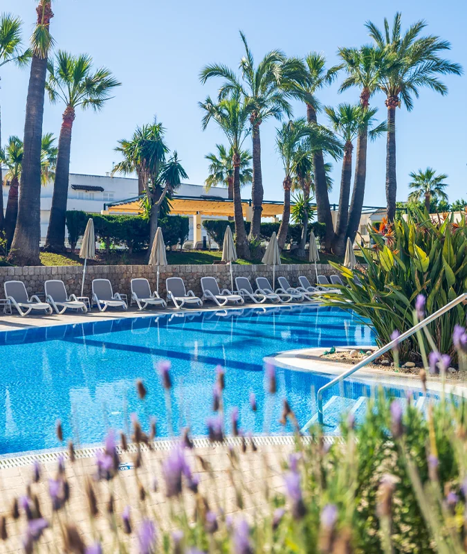Sonnenliege am Pool Detailansicht einer Sonnenliege mit Strandutensilien am Welikehotel-Pool