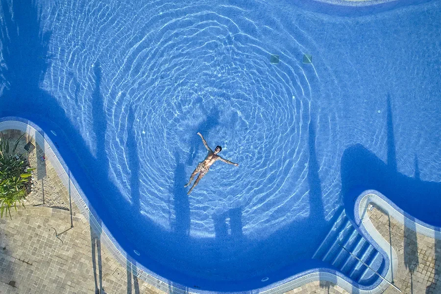 Man relaxing in the pool of Wilekehotel