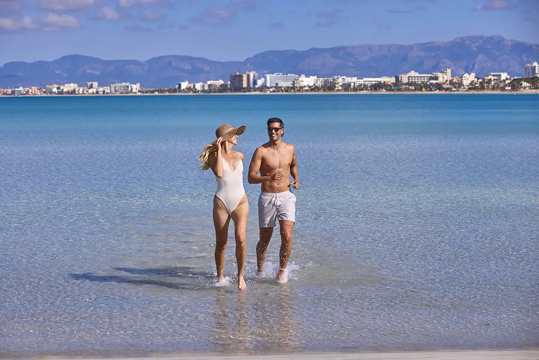 Cycling couple at the entrance of the Welikehotel Fenix