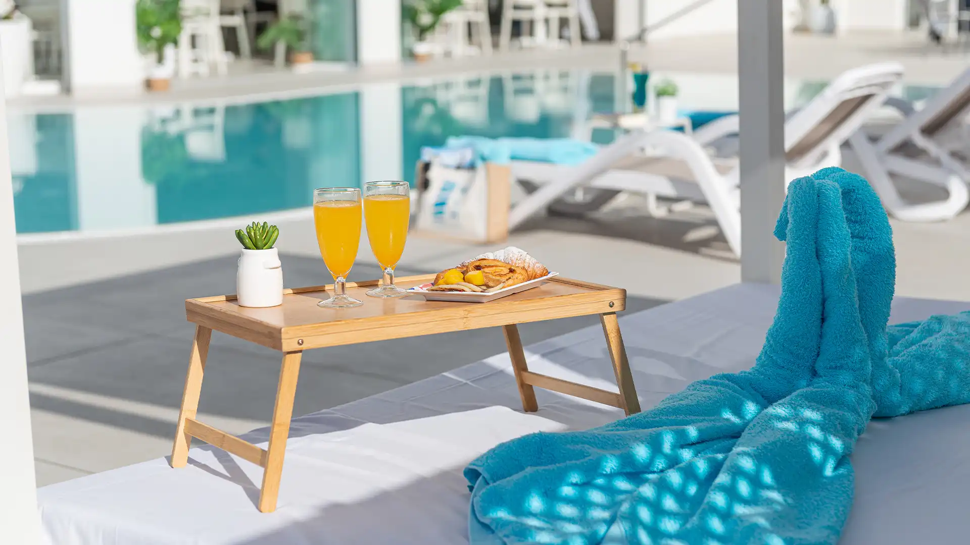 Services du Welikehotel Triton Beach Lit balinais au bord de la piscine du Welikehotel Triton Beach