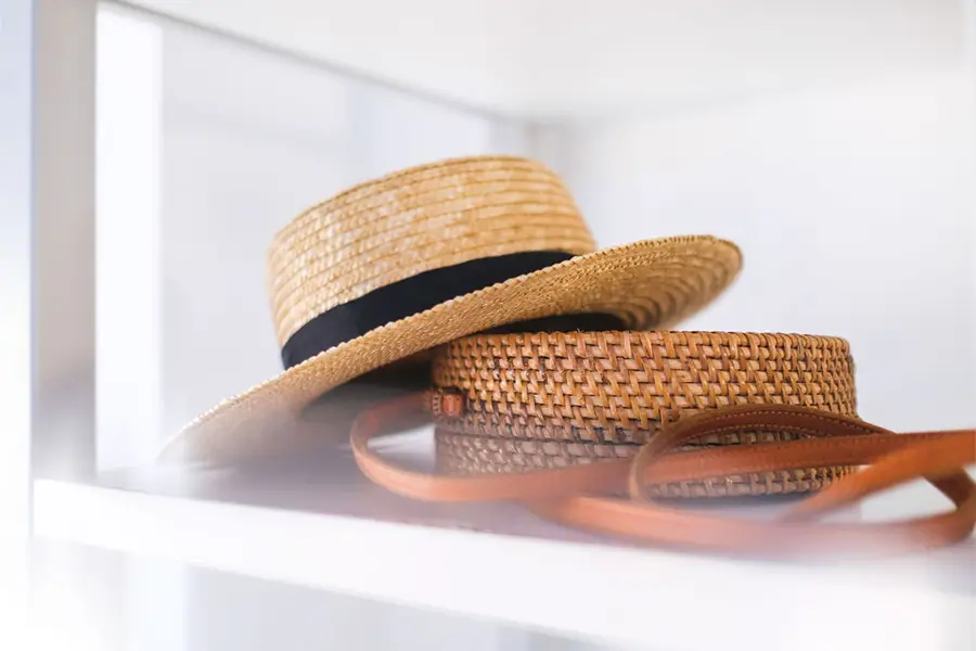 femme allongée au bord de la plage welikehotel Fenix